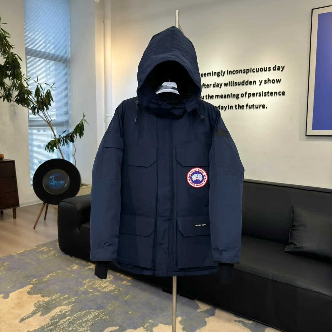 P800 Canada Goose "Canada Goose"🇨🇦 Beichen White / 08 Expedition Parka 4660M Product color: black, off-white, red, sand pink, sky blue, graphite gray, Beichen white, navy blue, sky blue, gray camouflage gray black label Product size: XS, S, M, L, XL, XXL The Expedition was originally a parka designed for scientists at the McMurdo Research Station in Antarctica. Whether your next journey takes you into the frozen urban jungle or across uncharted ice fields, wear Canada Goose's Expedition Parka and get proven results year after year in Antarctica by the National Science Foundation's Center for Polar Research.  Material list: 1⃣ Uses Y-shaped Velcro imported from Taiwan (exclusive in the market) 2⃣ Uses 18-count polyester-cotton blended fabric imported from South Korea (authentic synchronized fabric) 3⃣ National standard 80% white duck down, (zp uses 80% white duck down/90% of all boasts are fake) 4⃣ Western Canadian coyote hair (non-market dyed fox hair filled with wolf hair) Material analysis characteristics: 1⃣ The original/polyester-cotton fabric has a high polyester fiber content, and the polyester-cotton fabric has high heat and light resistance and good stability. It has bright colors, high fiber strength, durability, light resistance, heat resistance, and straightness. 2⃣ As we all know, the original version uses 80% white duck down. The fill power refers to the cubic inches of volume occupied by each ounce (30 grams) of down under certain conditions. If one ounce of down occupies 500 cubic inches, the fill power of the down is 500. So we can simply understand it as: fill power is the volume of down, and the volume of down is fill power. The higher the fill power of down, it means that under the same filling amount, down can fix a larger volume of air layer to keep warm and insulate, so the warmth retention of down is better. 3⃣ Western Canadian coyote hair, "large range of selected neck hair" is soft and fluffy, each wolf hair is 60-63 long / 14-16 wide at the peak, this width + preferred parts. It is basically unmatched by the same industry